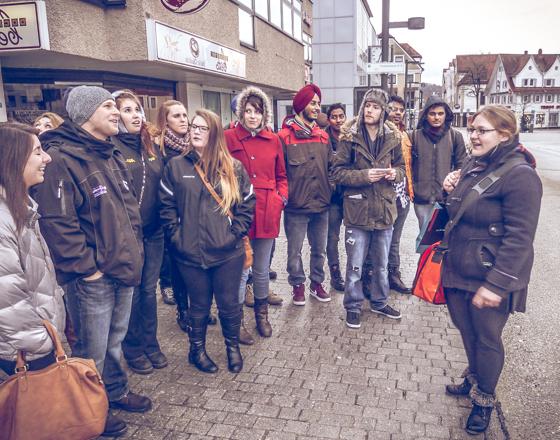 在线赌博 student group on an international study trip